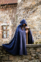 Wollumhang mit Fibel und langer Kapuze "Ilmar" in Blau – Stilvoller Schutz für historische Gewandungen