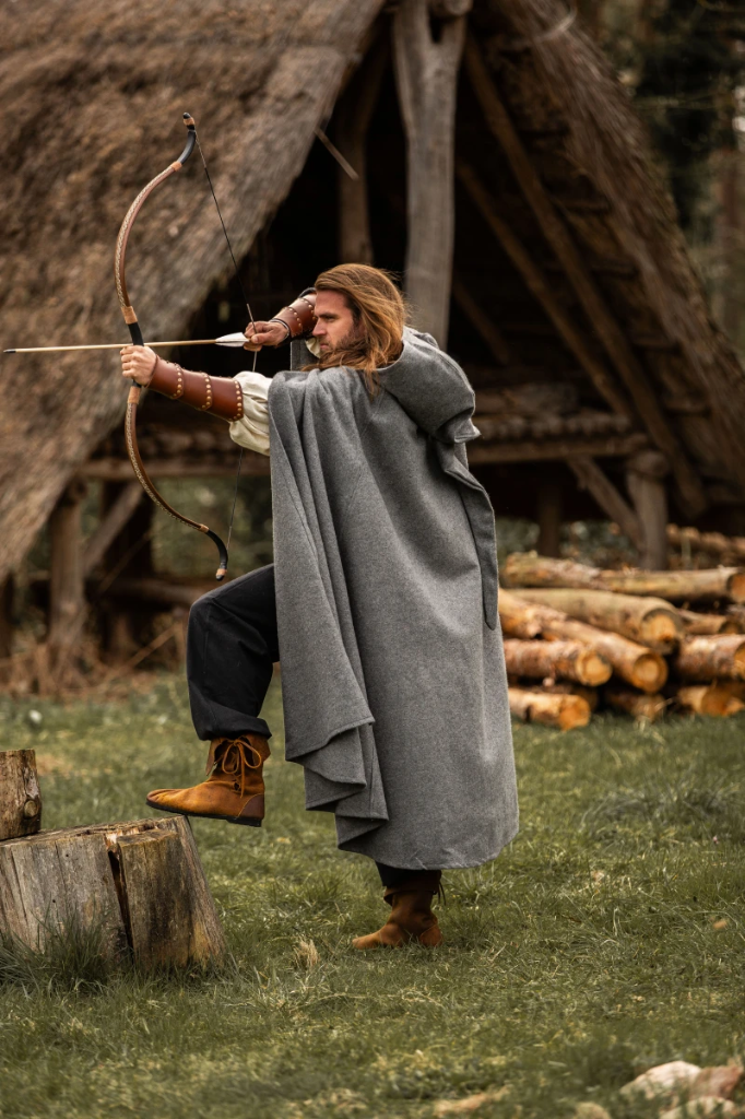 [6019gr] Wollumhang mit Fibel und langer Kapuze "Ilmar" in Grau – Zeitloser Schutz für historische Gewandungen