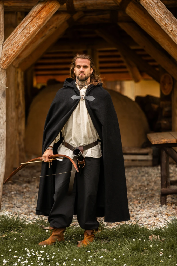 Wollumhang mit Fibel und langer Kapuze "Ilmar" in Rot – Majestätisches Accessoire für historische Gewandungen (131 cm)