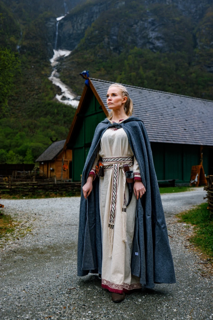 [6007gr] Klassischer Mittelalterumhang "Elinor" in Grau – Zeitlose Eleganz für historische Gewandungen