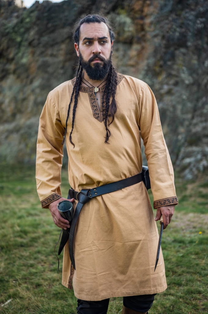 Tunika mit Bordüre Halvor – Honigbraune Mittelalterliche Herren-Tunika aus Baumwolle (S)