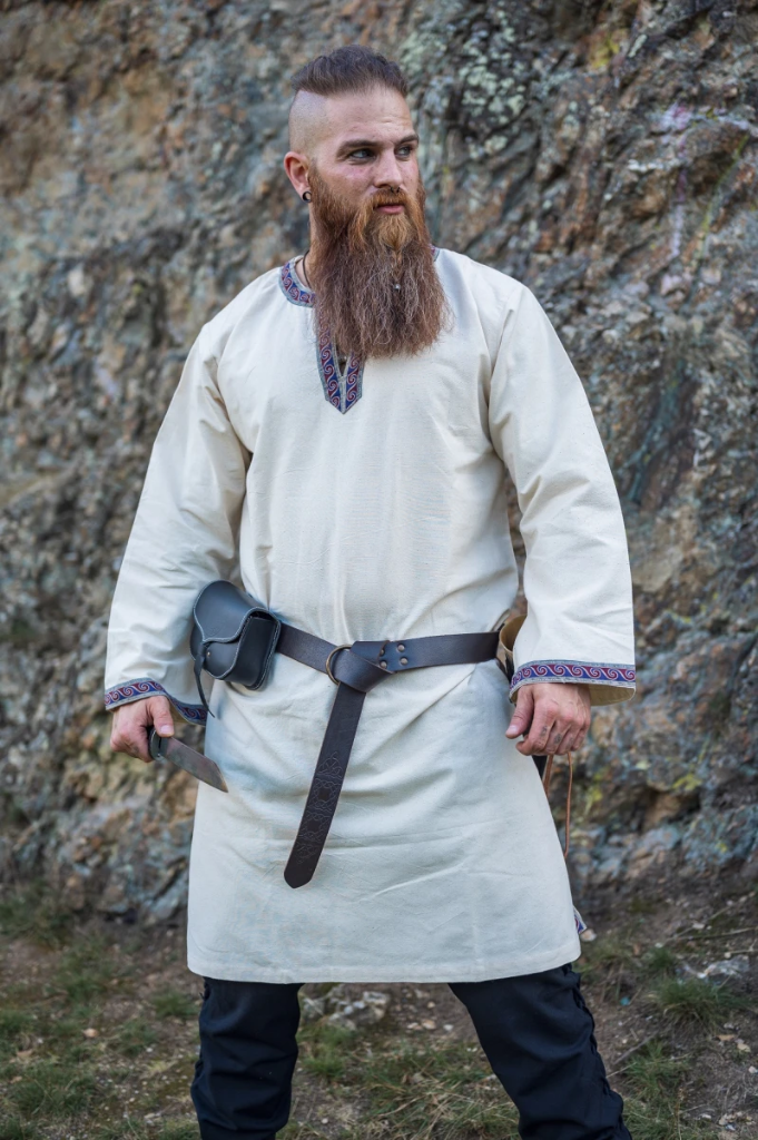 Tunika Halvor in Natur – Mittelalterliche Herren-Tunika mit kunstvoller Bordüre (S)