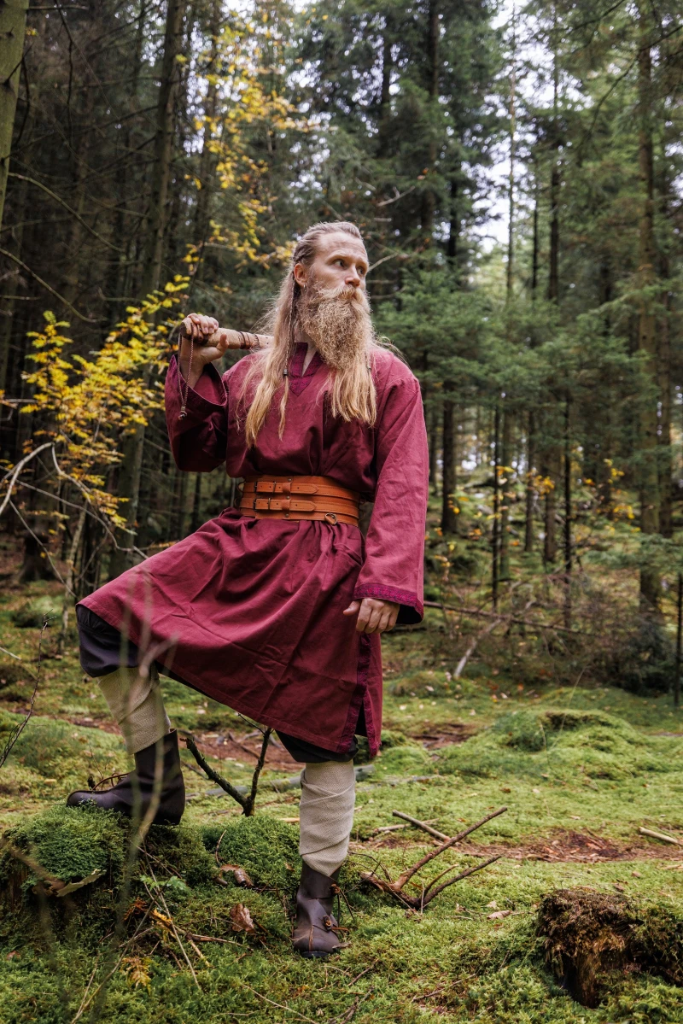 Tunika Halvor in Rot – Mittelalterliche Herren-Tunika mit kunstvoller Bordüre (S)