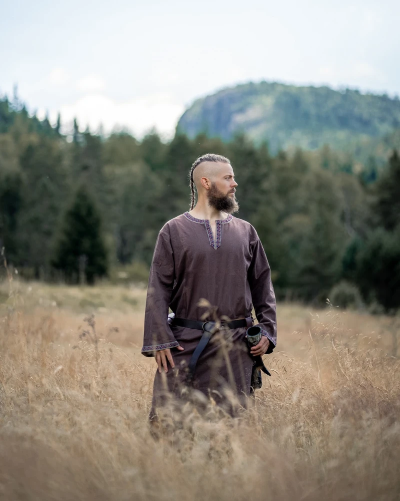 Tunika Halvor in Dunkelbraun – Mittelalterliche Herren-Tunika mit kunstvoller Bordüre (S)