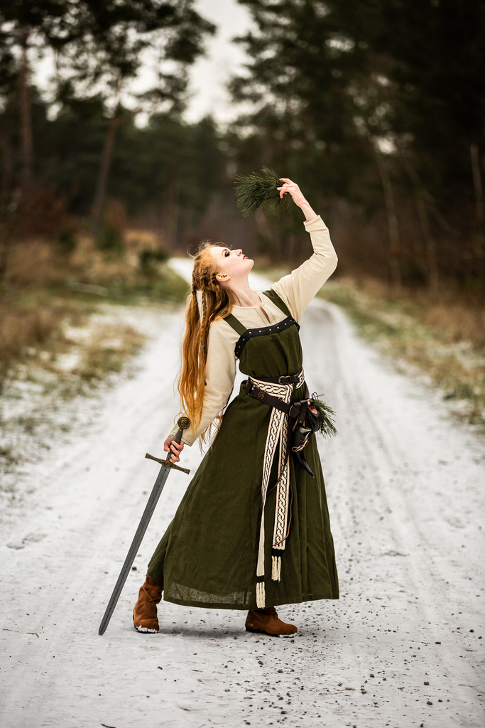 Wikinger-Überkleid „Alena“ – Grün (100 % Leinen, Lederapplikationen)