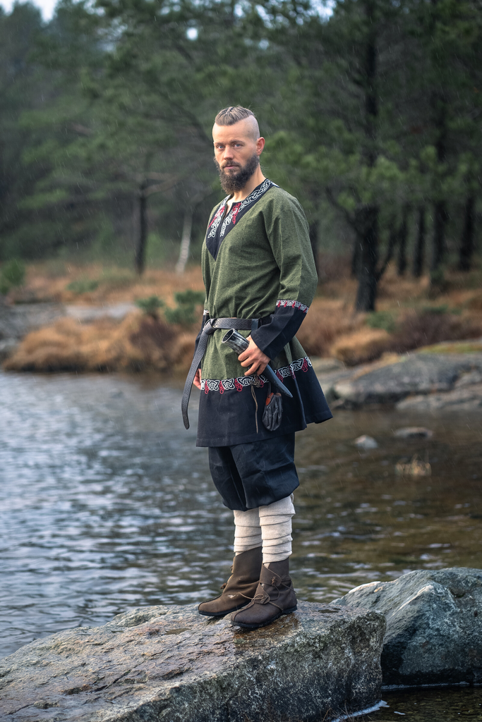 Tunika „Freydis“ Oliv – Wikinger-Gewandung mit kunstvoller Stickerei (S/M)