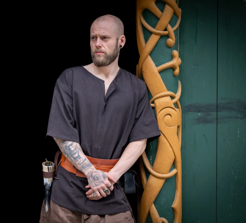 Wikinger-Kurzarmtunika „Olaf“ – Authentische Tunika in Schwarz (S)