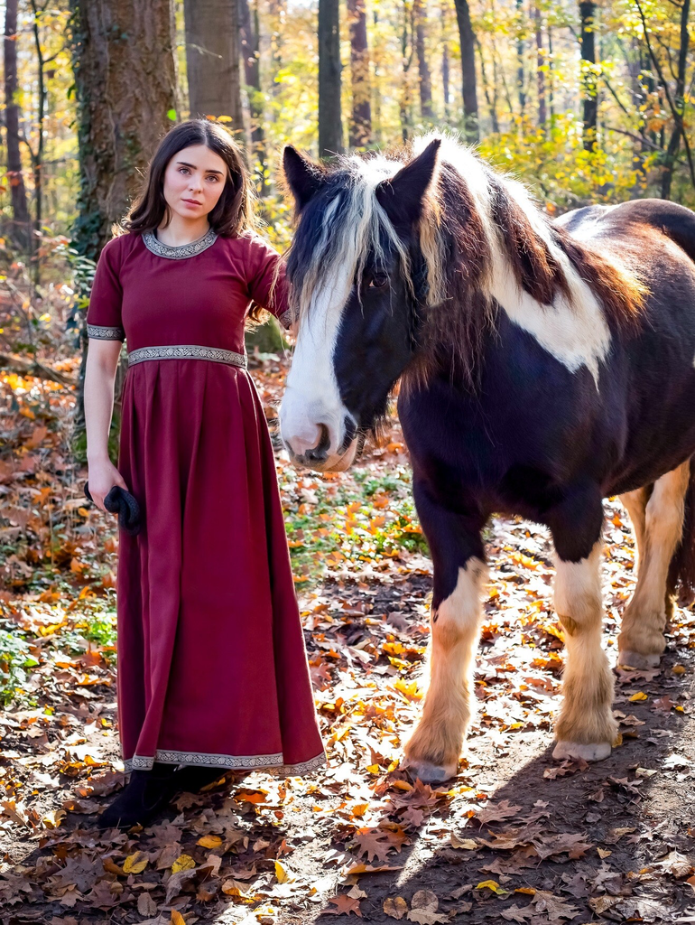 Edles Kurzarmkleid „Ennlin“ – Mittelalterliche Eleganz in Ziegelrot