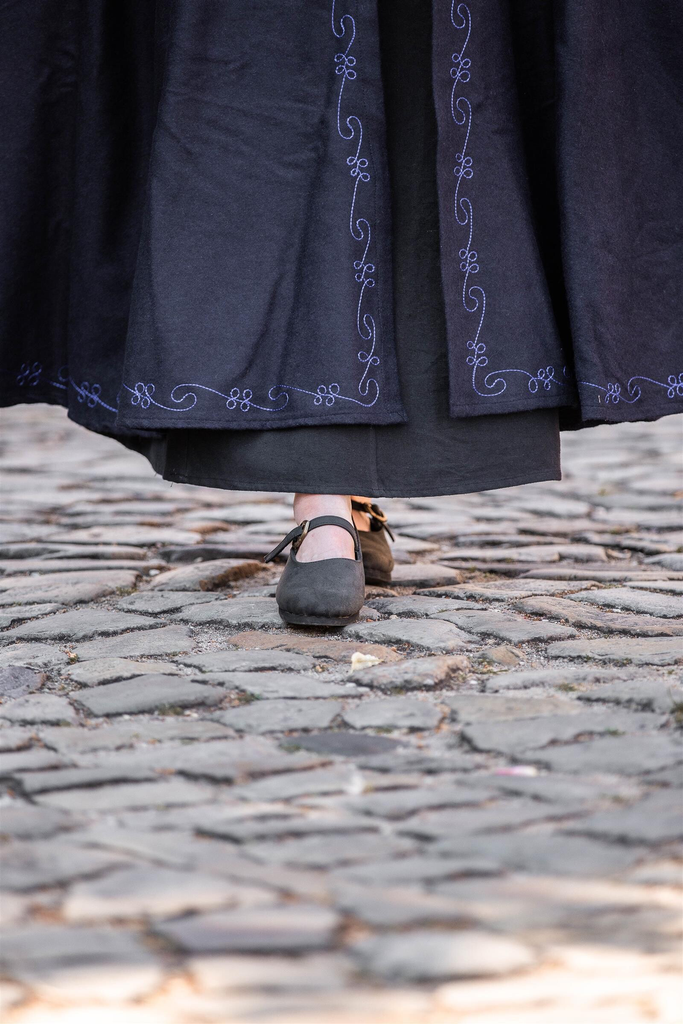 [6013bl] Mittelalter-Wollumhang „Alma“ – Zeitlose Eleganz in Braun