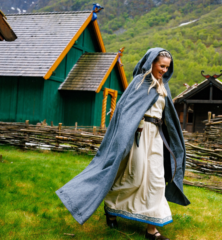 [6013gr] Mittelalter-Wollumhang „Alma“ – Natürliche Eleganz in Grün