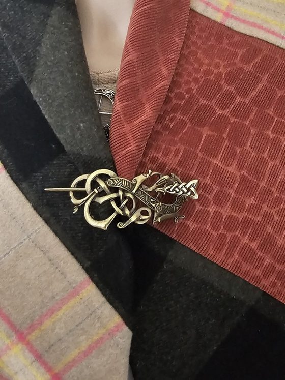 [A-672x-2] Keltische Gewandspange „Celtic Reptil“ – messingfarbene Brosche mit Knotennadel, auch als Haarspange nutzbar