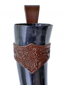 [04 H-PR TR.1.br] Horn mit geprägtem Halter "Tribal" (braun, 1)