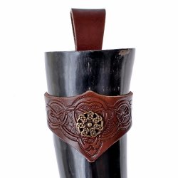 Trinkhorn mit Halter - keltische Zierniete, Leder