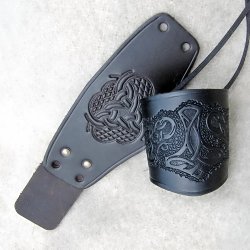 [03 Schue-K Prae.br.kel] Leder-Armschützer - kurz / geprägt (braun, keltisch)