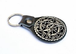 Schlüsselanhänger mit Urnes-Stil Fibel - 9,5 cm