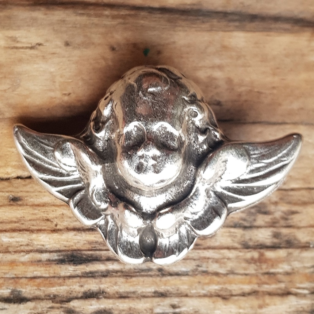 geflügelter Engel, Putte, silberfarbene Zierniete