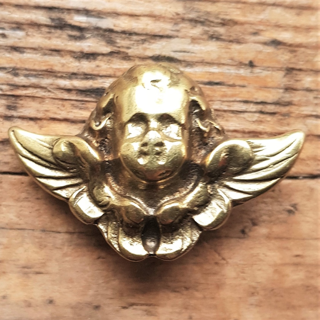 geflügelter Engel, Putte, messingfarbene Zierniete