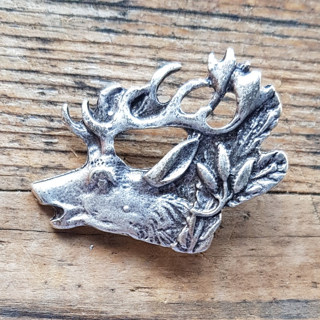 röhrender Hirsch, große silberne Zierniete