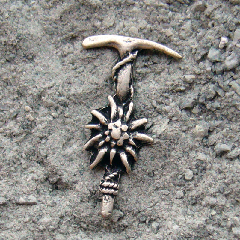 Bergsteiger-Pickel, silberne Zierniete
