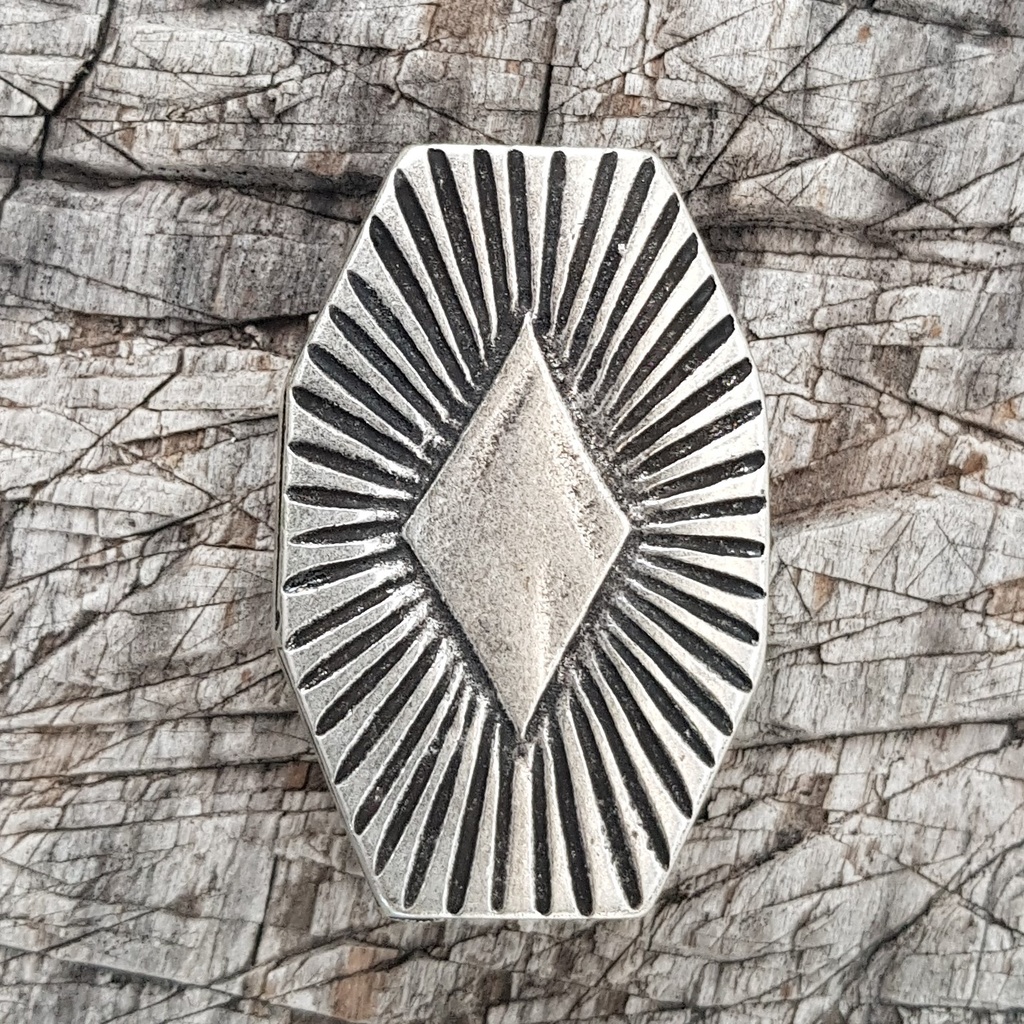 sechseckiger, silberfarbener Beschlag, Diamant