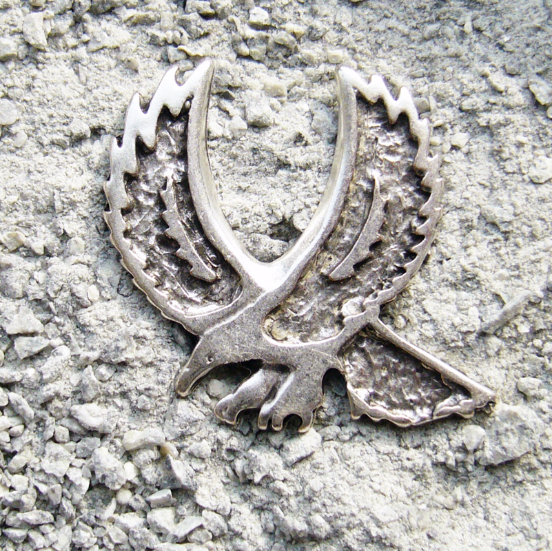 fliegender Adler, große silberne Zierniete