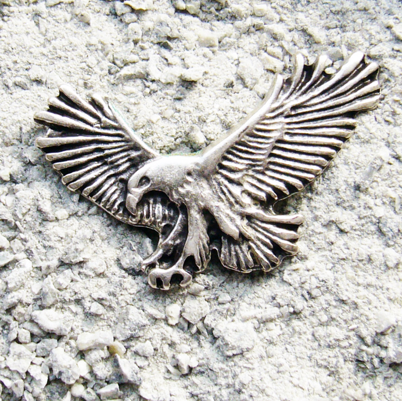 fliegender Adler, große silberne Zierniete