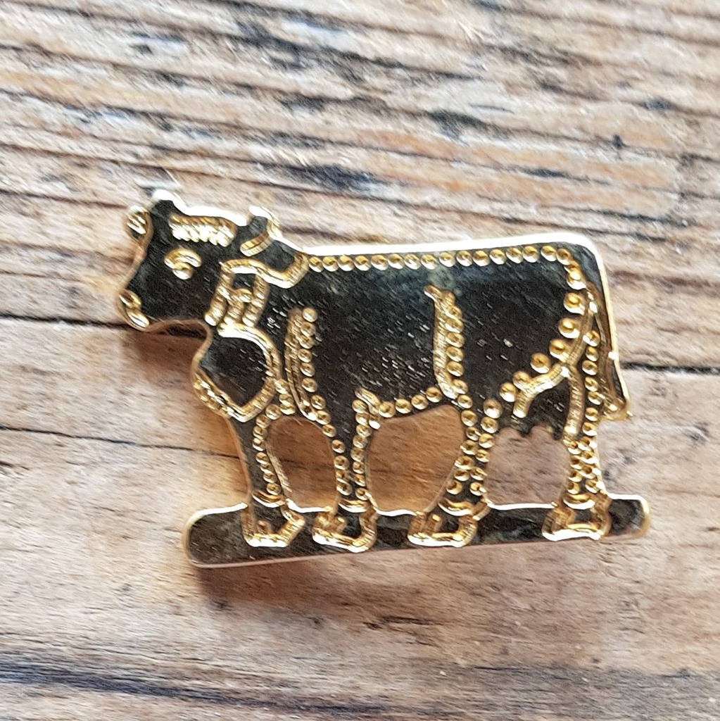 Appenzeller Kuh, goldene Zierniete