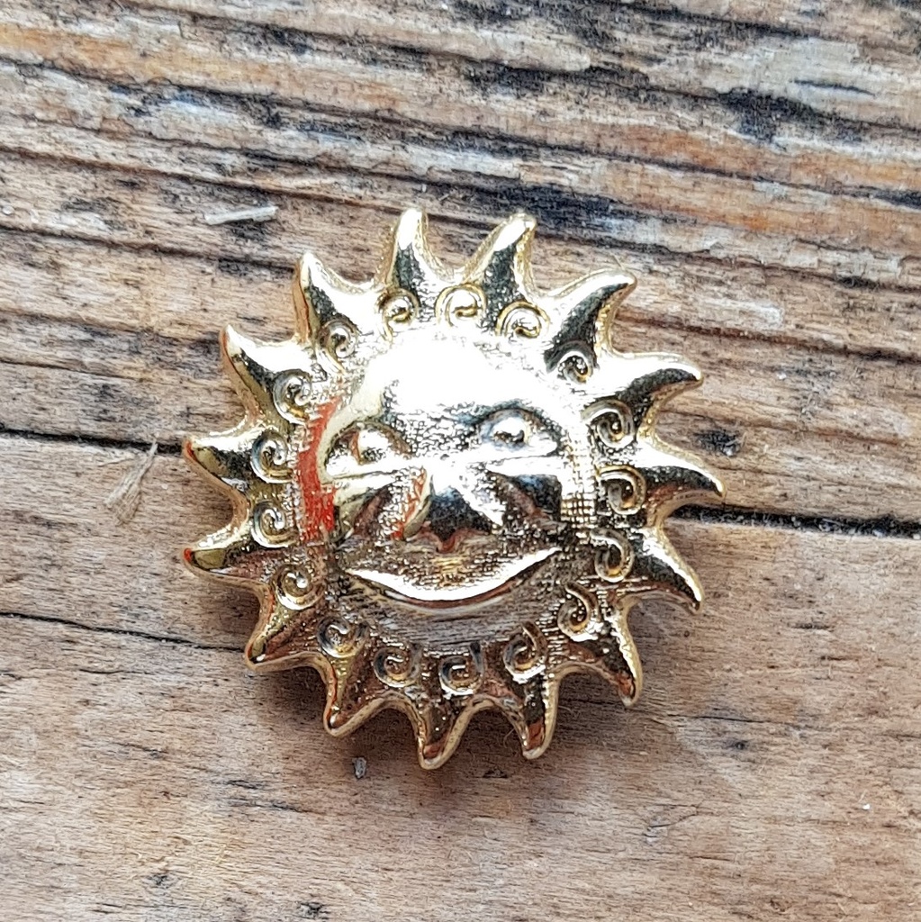 lachende Sonne, goldene Zierniete