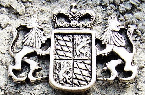 Bayern-Wappen mit Löwen, silberner Zierbeschlag