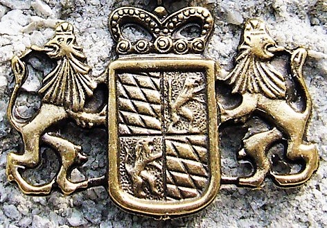 Bayern-Wappen mit Löwen, messingfarbener Zierbeschlag