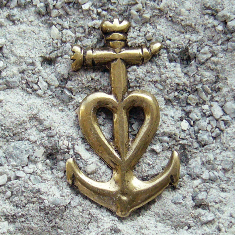Kreuz-Herz-Anker, messingfarbener Symbol-Beschlag
