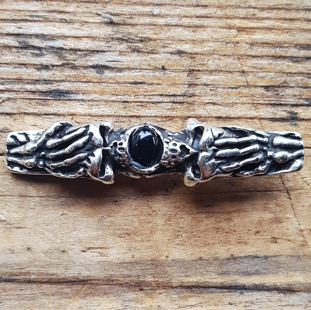 silberner Edel-Beschlag, Skelett-Hände mit schwarzer Kunst-Perle, GOTHIK