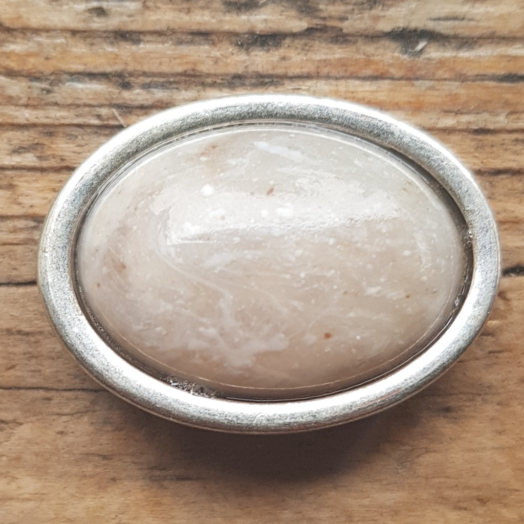 ovale, silberfarbene Zierniete mit cremefarbenem, marmoriertem Kunst-Stein