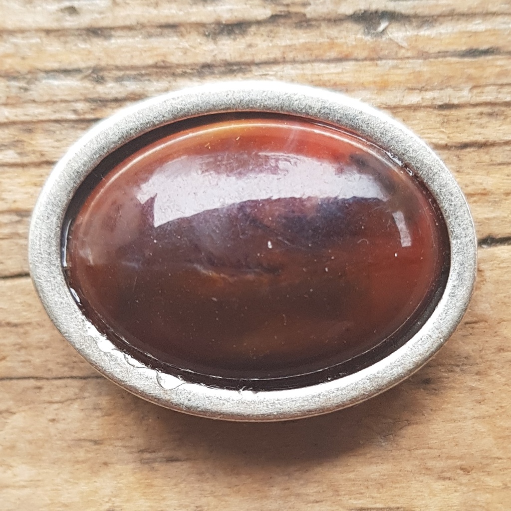 ovale, silberfarbene Zierniete mit braunem, marmoriertem Kunst-Stein