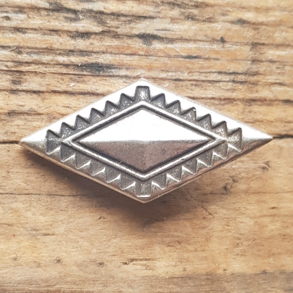 silberne Zierniete, Karo, Rhombus