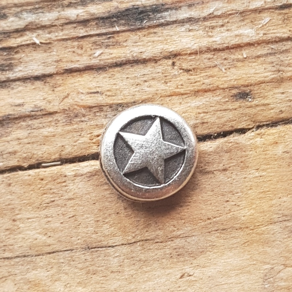 kleine silberne Zierniete, Pentagramm im Kreis