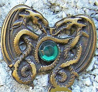 [N-211-21] Zierbeschlag „Dragonheart Smaragd“ in Altmessing – Nordische Drachen mit grünem Glasstein, 33 x 28 mm