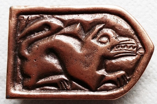 [N-013-4] Kupferfarbene Gürtelspitze „Sarkony – Drache“ – Mittelalter-Beschlag aus Zamak