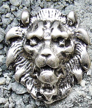 [N-112-1] Löwenkopf-Beschlag silberfarben – Heraldische Zierniete mit Löwenrelief für LARP & Mittelalterausrüstung