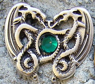 [N-211-1] Zierbeschlag „Dragonheart Smaragd“ in Silberoptik – Nordische Drachen mit grünem Glasstein, 33 x 28 mm 