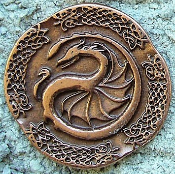 [33637] Drache des Nordens Zierbeschlag in Kupferoptik – Nordisches Drachenmotiv Ø 35 mm
