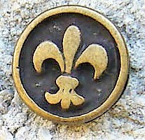 [N-261-21] Beschlag „Fleur de Lys“ – Altmessingfarbene Münzniete mit französischer Lilie