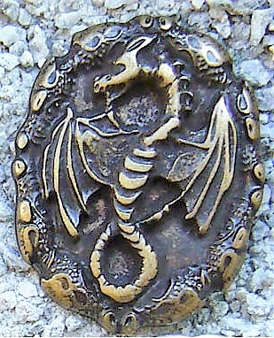 [33620] Drachen-Amulett Zierbeschlag in Altmessingoptik – Nordischer Drachenbeschlag 35 x 45 mm