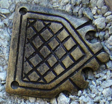 [T-685-21] Gürtelspitze „Erik“ in Altmessing – Rautenbeschlag für 4 cm Gürtel