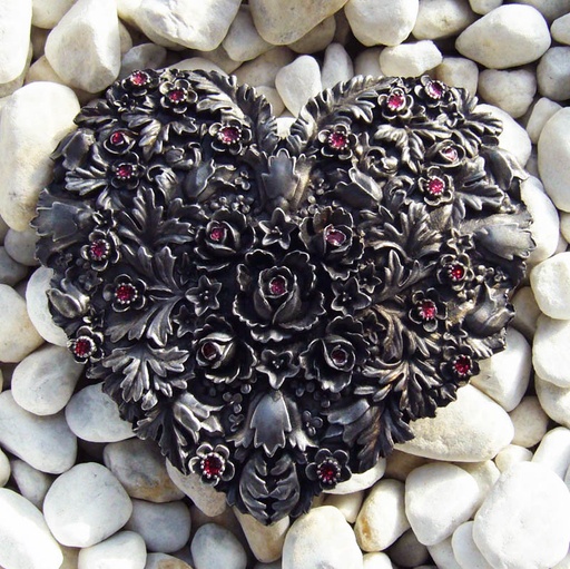 [B834] Gürtelschließe Heart of Flowers – 4 cm Zinn-Schnalle mit Rosenherz & roter Emaille