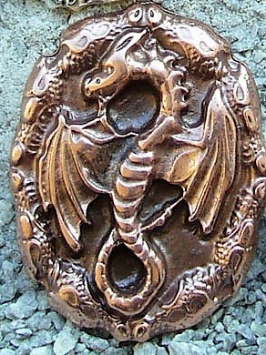 [N-181-4] Drachen-Amulett Zierbeschlag in Kupferoptik – Mystischer Drachenbeschlag 35 x 45 mm