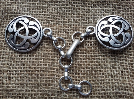 [V-5152-1] Triscel Knot silberfarben – Keltischer Mantelverschluss mit Triskele & Kette für LARP & historische Gewandung