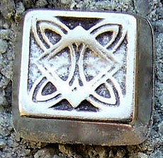 [33250] Rüstungsniete „BIRKA“ in Silberoptik – Keltisches Quadratknoten-Ornament 18 mm