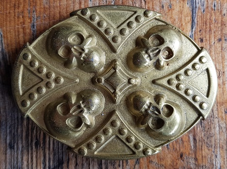 [33963] Totenkopf-Kreuz, goldstaubfarbene Koppelschließe