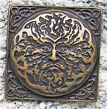 [N-223-21] Zierbeschlag „Green Man“ – Altmessingfarbener Waldgeist-Beschlag im keltischen Stil